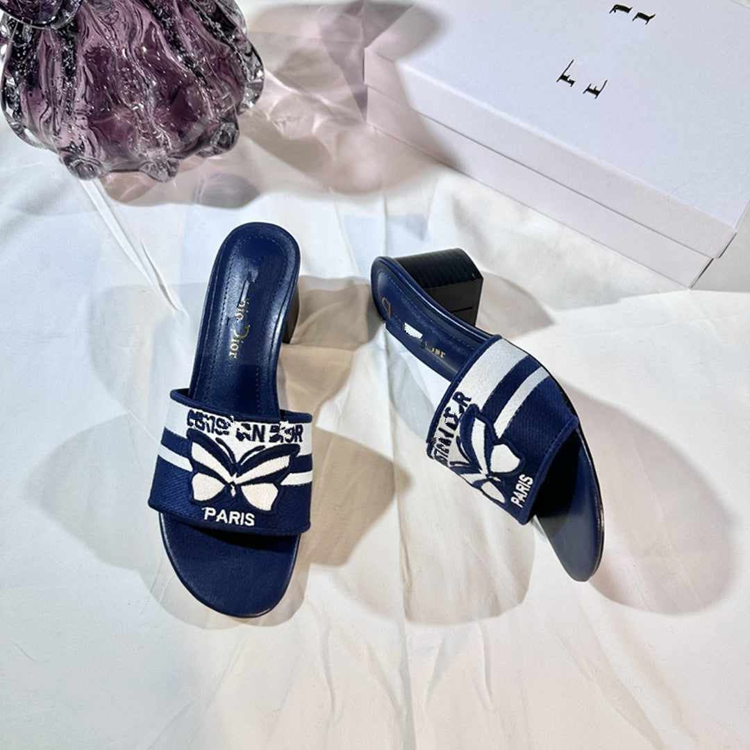 Nuevas chanclas de tacón grueso para el verano 2025, zapatos de playa casuales de exterior con mariposa bordados y versátiles