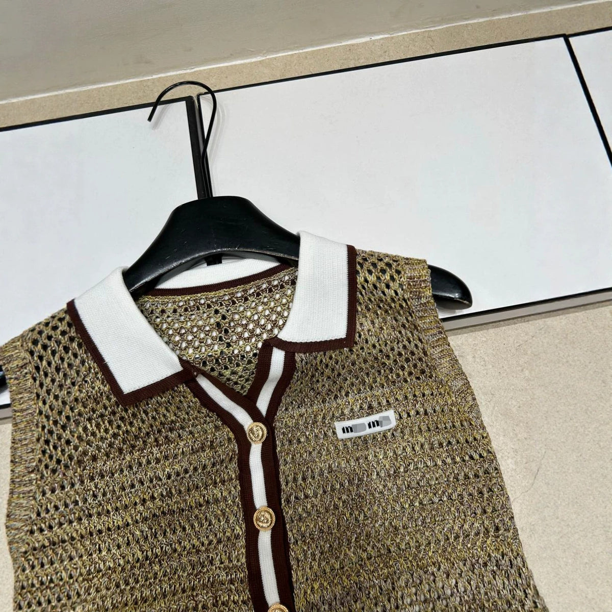 Camiseta sin mangas sin mangas de marca de punto de punto con botón de letra M con cuello hueco y bloqueados de color, camiseta versátil para mujer que slimeja, 26 novedades