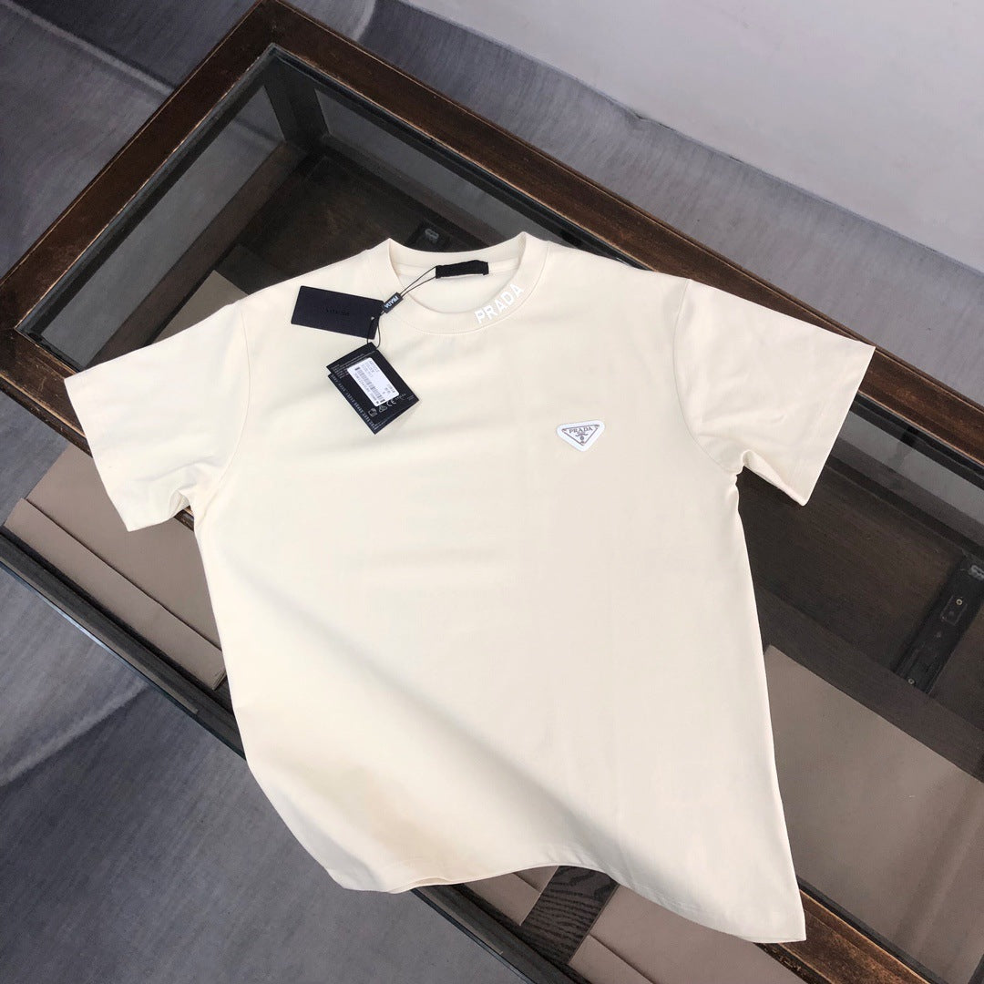 Versión de lujo de alta gama pra Pujia triángulo metálico LOGO, camiseta unisex de verano suelta y versátil con estampado y manga corta