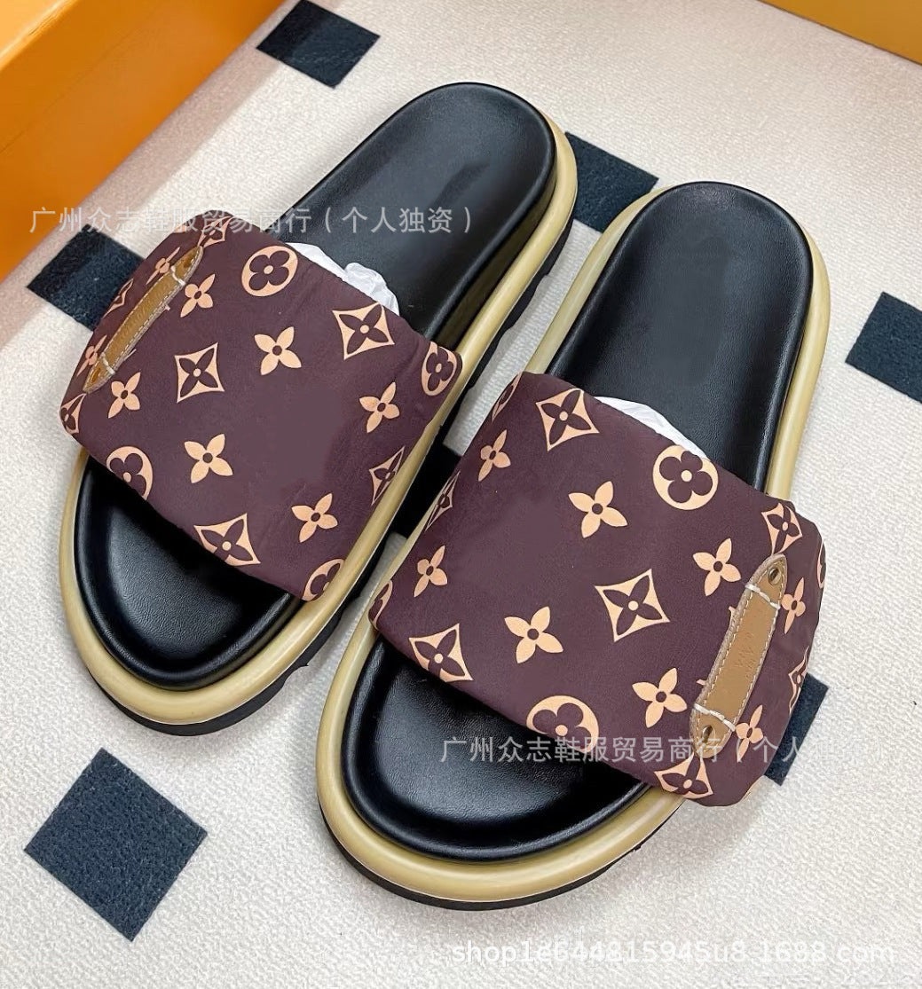 Comercio exterior Satén de Burro 2025 Verano Velcro Zapatillas de mujer Pastel mate para parejas Antideslizante Lote plano y de suela gruesa resistente al desgaste
