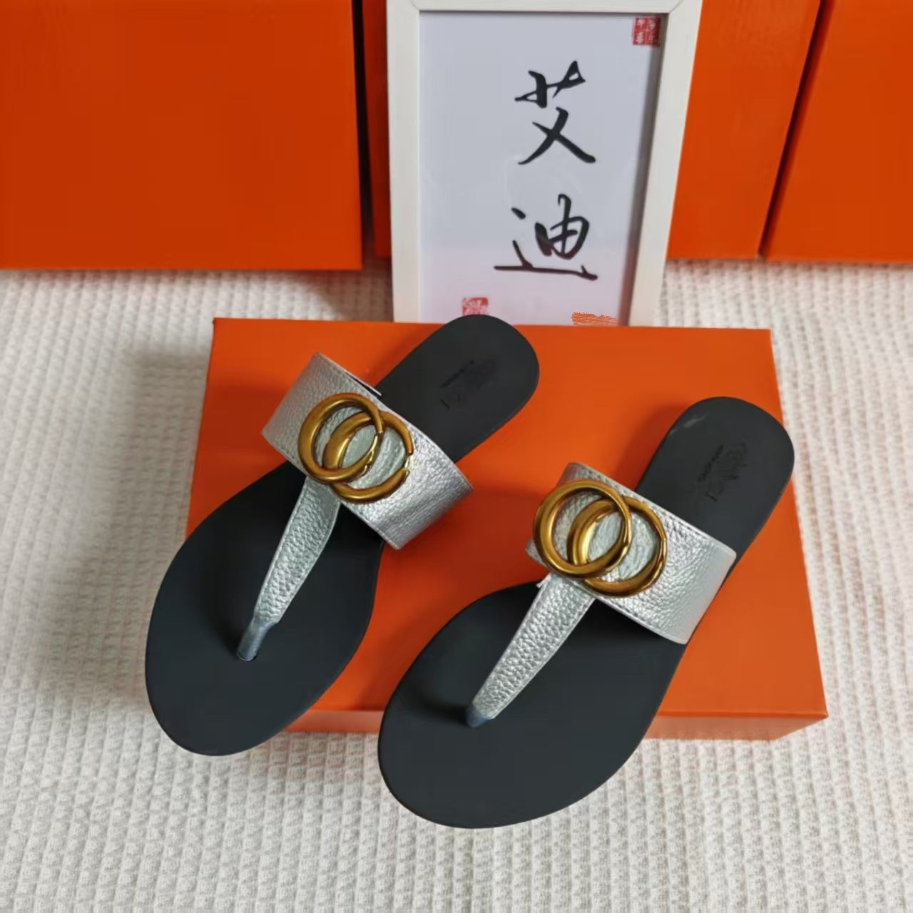 En stock, sandalias de herrajes superventas en Europa y Estados Unidos de forma transfronteriza, sandalias planas de moda y fabricantes de sandalias al por mayor