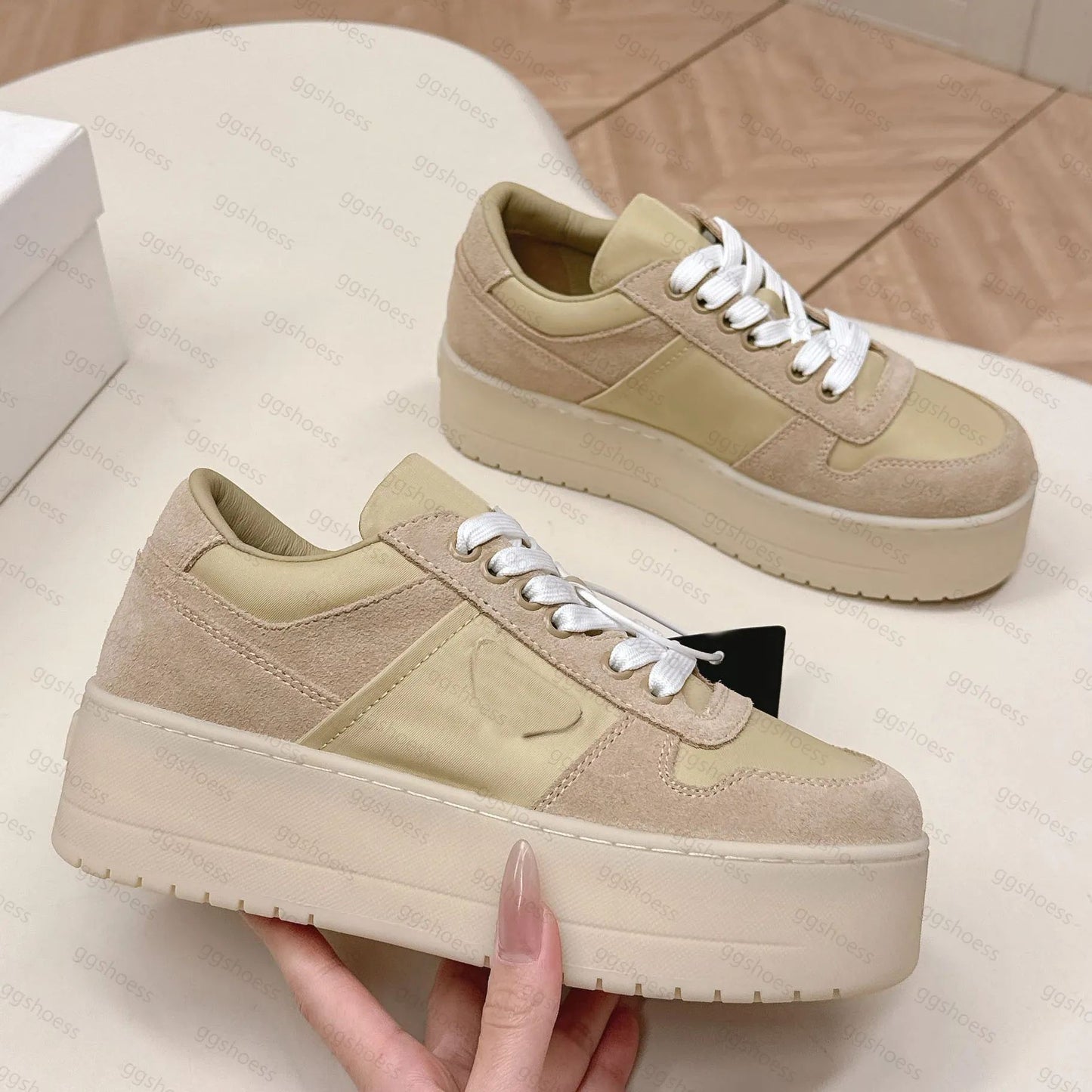 Spot primavera y otoño, nueva moda, zapatos polivalentes de suela gruesa y sucios, mujeres viejas con cordones grasos, ding estrella zapatos de pan