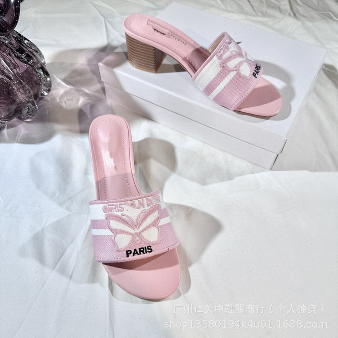 Nuevas chanclas de tacón grueso para el verano 2025, zapatos de playa casuales de exterior con mariposa bordados y versátiles