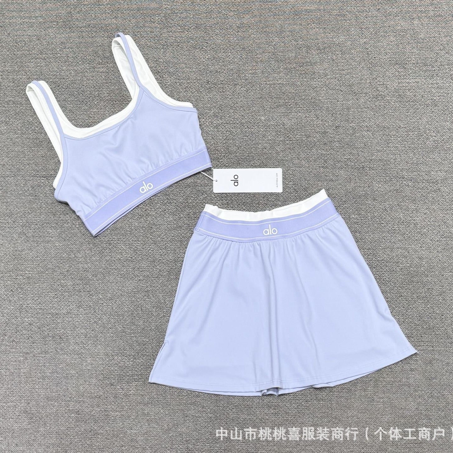 Conjunto de falda corta de camiseta de yoga en stock, deportes fitness para correr con almohadillas de sujetador, conjunto de sujetador de dos piezas para mujer