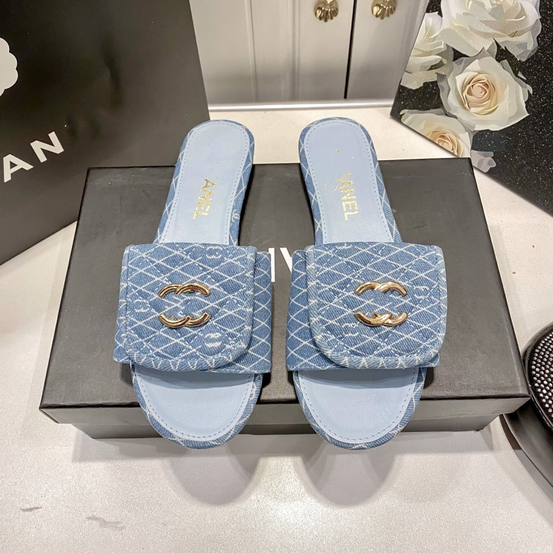 25. Nuevas zapatillas planas de hebilla metálica de la mochila escolar Xiaoxiang Feng Lingge para que las mujeres lleven sandalias de playa informales en verano