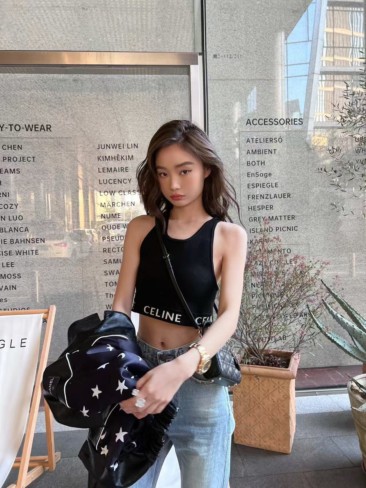 La versión alta de la foto real de Selin es la versión correcta del chaleco de punto simple a rayas en forma de U de primavera y verano con un modelo de base corta