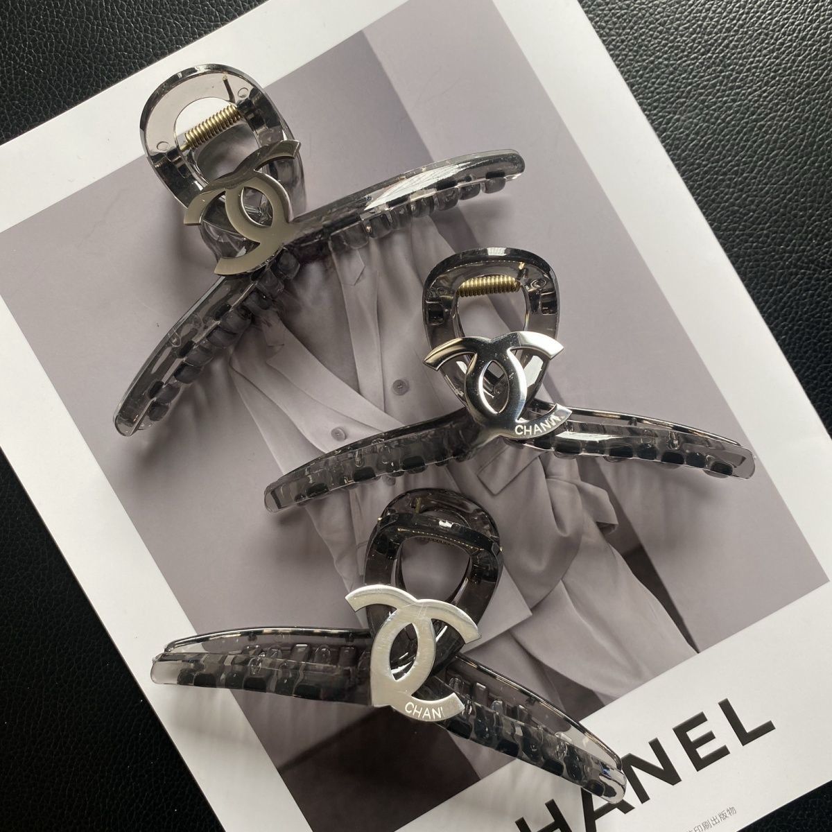 Nuevo clip de garra grande estilo Chanel, elegante y versátil pinza de tiburón para la parte trasera de la cabeza, clips de accesorio para el pelo de alta gama al por mayor