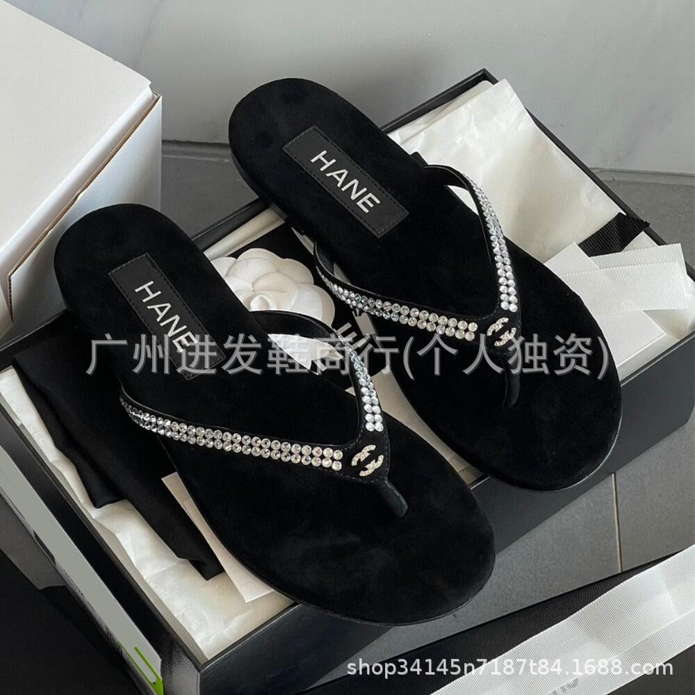 En stock, nuevas chanclas planas de terciopelo de pedrería de Chanchan Grandma 2026, sandalias versátiles de perla de moda