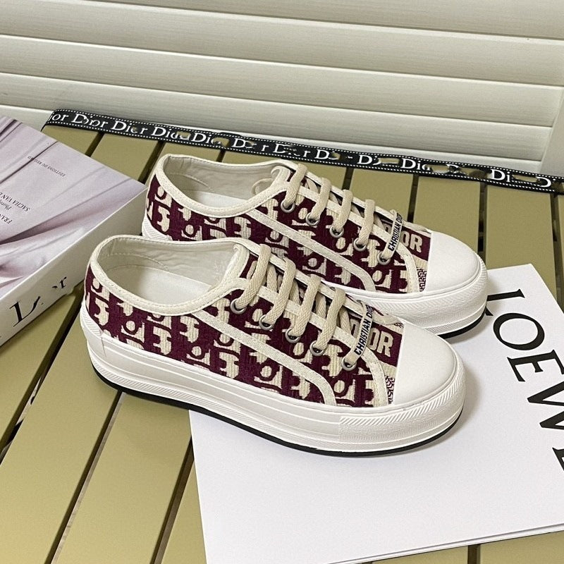 Comercio exterior 2026 Nuevos zapatos de mujer bordados de lona Suela gruesa Zapatos blancos versátiles que realzan Zapatos deportivos casuales de punta redonda