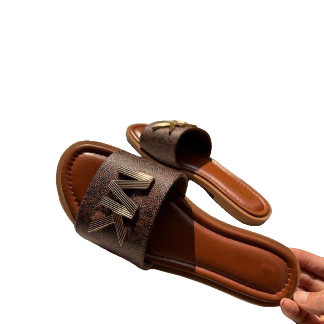 Comercio Exterior 2025 Nuevas sandalias vintage con letras de nicho para mujer, ropa exterior de verano, zapatillas planas de playa con fondo plano y playa