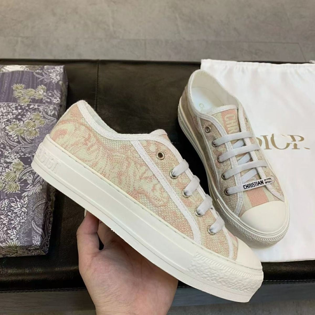 Comercio exterior 2026 Nuevos zapatos de mujer bordados de lona Suela gruesa Zapatos blancos versátiles que realzan Zapatos deportivos casuales de punta redonda