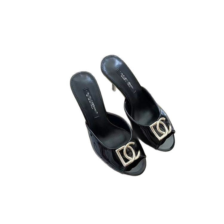 Zapatillas europeas y americanas DG con boca de pez para mujer, prendas metálicas de charol con botones, tacones altos de punta redonda de moda y sandalias rectas de verano