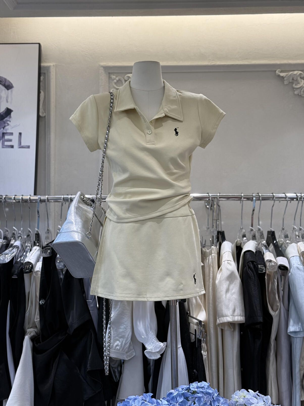Conjunto deportivo casual para chicas atractivas, camiseta de manga corta de cuello alto para chicas chicas de verano nueva coreana con cuello de poco, conjunto de falda de dos piezas