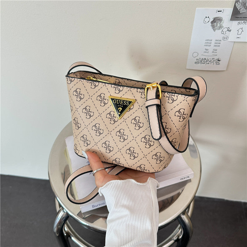 Bolsos de mujer, cartas impresas europeas y americanas transfronterizas, bolso bucket versátil de un solo hombro, diseño de nicho, bolso cruzado ligero y de lujo