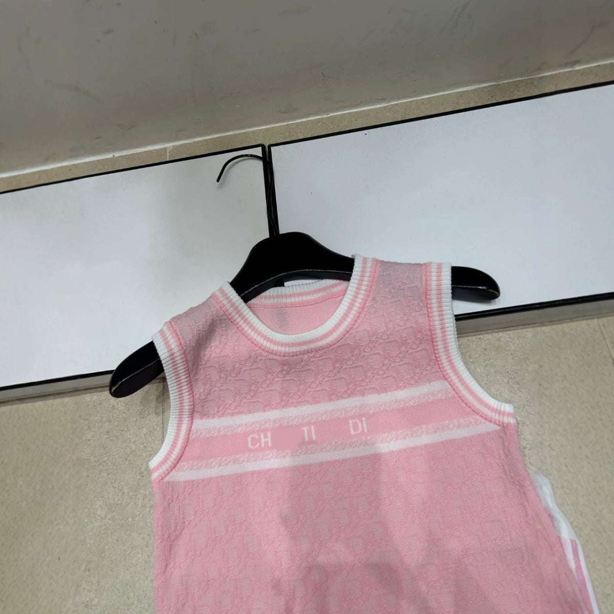 Women's sleeveless CD vest | Lettering design