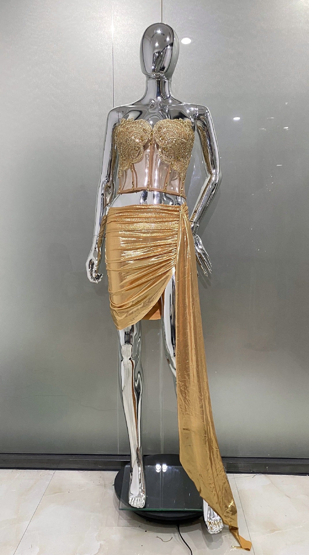 Popular conjunto dorado transparente sin tirantes + falda corta drapeada de la Estación Independiente de Comercio Exterior, vestido de fiesta elegante y picante