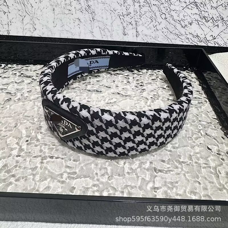 Nueva diadema de alta gama de cuero PU con diadema triangular invertida pata de gallo, accesorio de pelo de moda sencilla de celebridades para mujeres