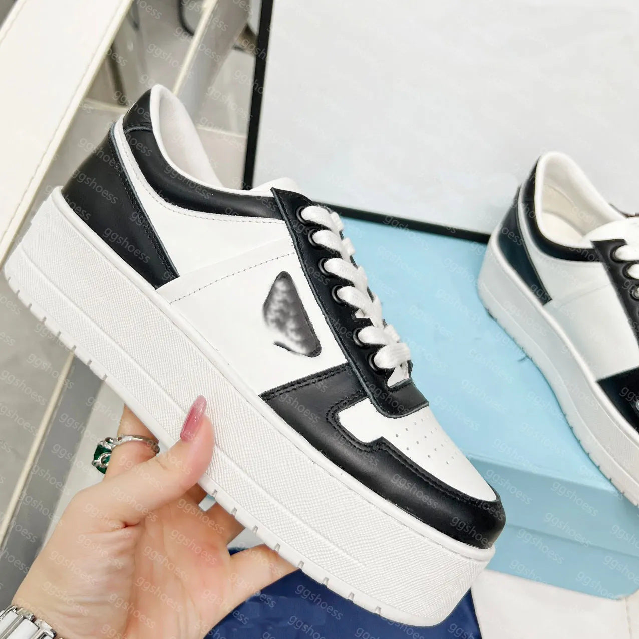 Spot primavera y otoño, nueva moda, zapatos polivalentes de suela gruesa y sucios, mujeres viejas con cordones grasos, ding estrella zapatos de pan