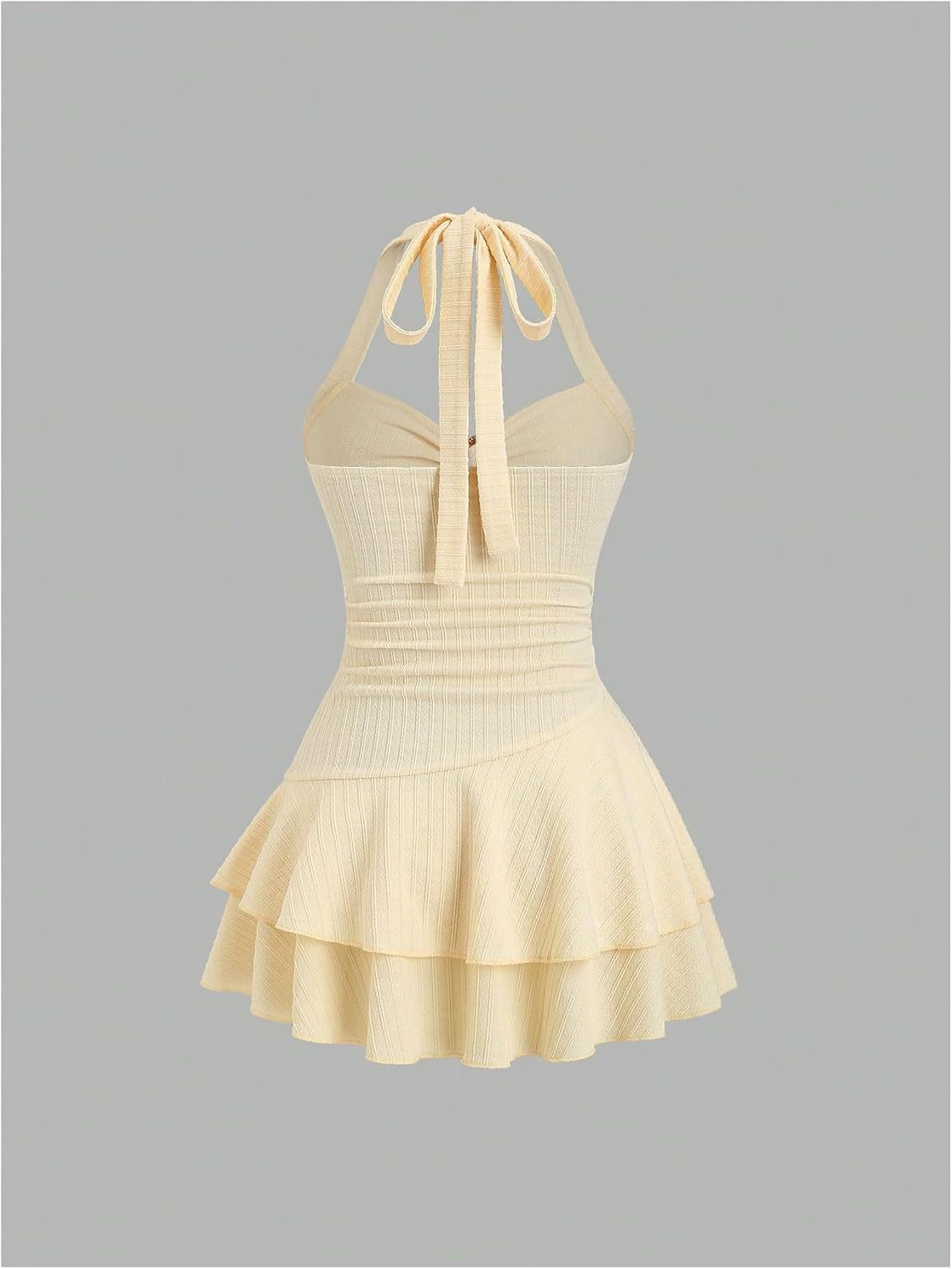 Elegante tela texturizada para mujer con tirantes halter, busto plisado y adornos metálicos en vestidos mini