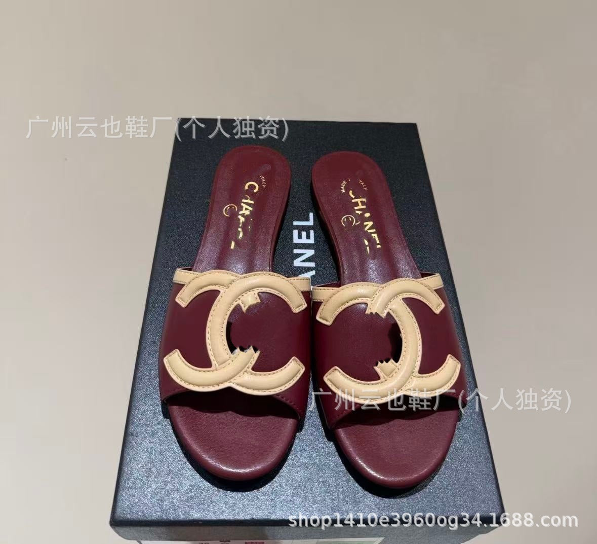 2026 Nuevo logo clásico de principios de primavera Doble C Strap-on de moda Panda Color-Fragancia Estilo Abrigo plano de diamante Prenda versátil