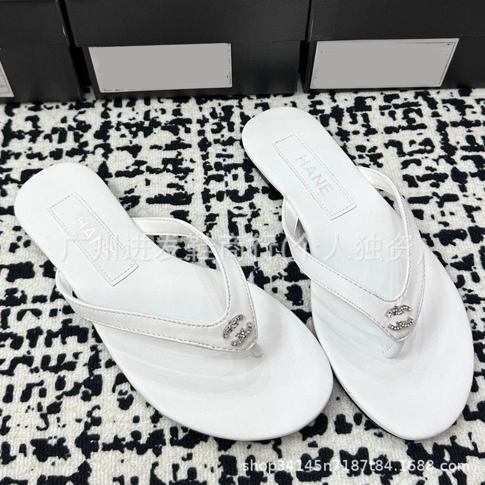 En stock, nuevas chanclas planas de terciopelo de pedrería de Chanchan Grandma 2026, sandalias versátiles de perla de moda