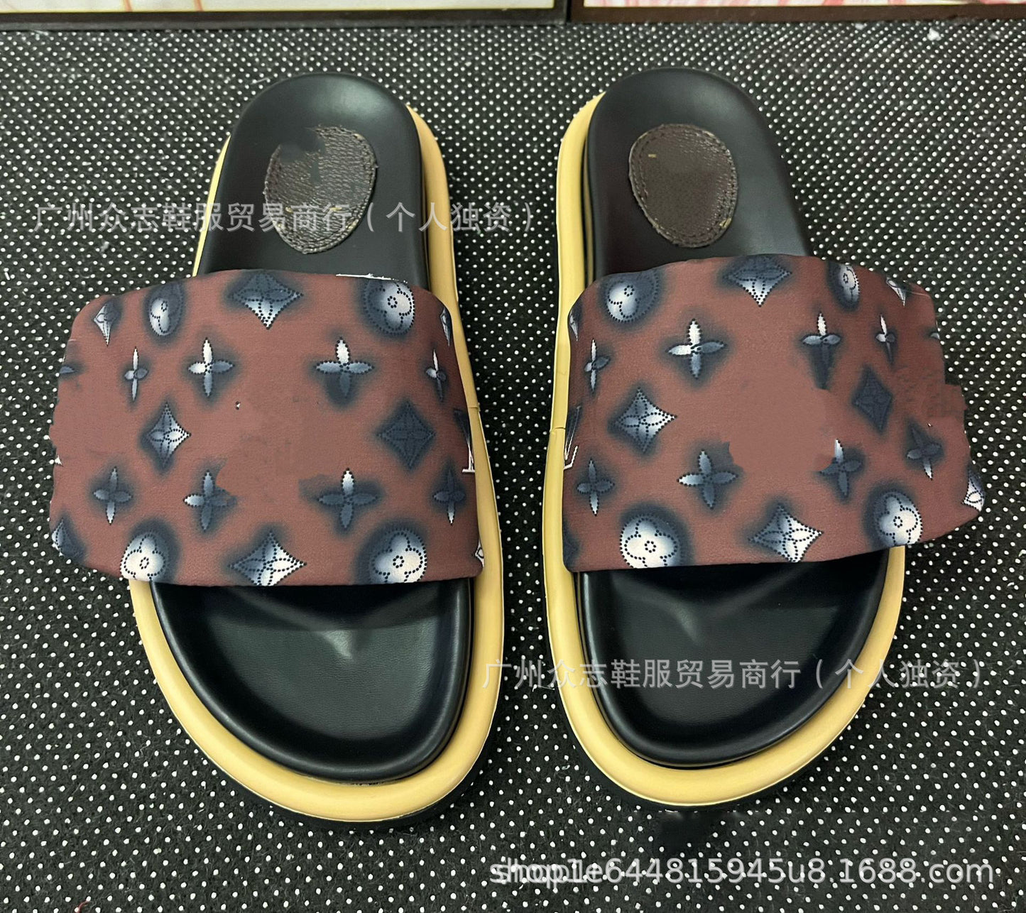Comercio exterior Satén de Burro 2025 Verano Velcro Zapatillas de mujer Pastel mate para parejas Antideslizante Lote plano y de suela gruesa resistente al desgaste