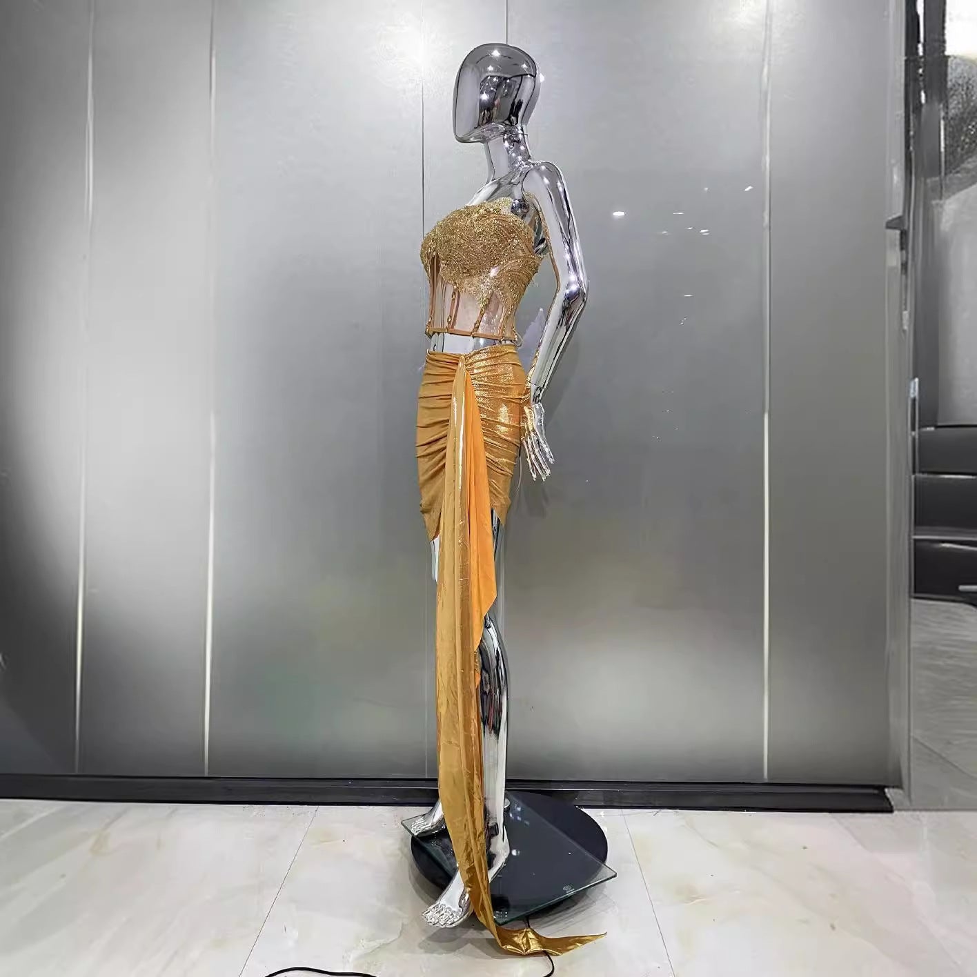 Popular conjunto dorado transparente sin tirantes + falda corta drapeada de la Estación Independiente de Comercio Exterior, vestido de fiesta elegante y picante