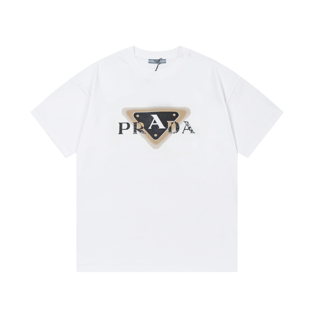 Versión de lujo de alta gama pra Pujia triángulo metálico LOGO, camiseta unisex de verano suelta y versátil con estampado y manga corta
