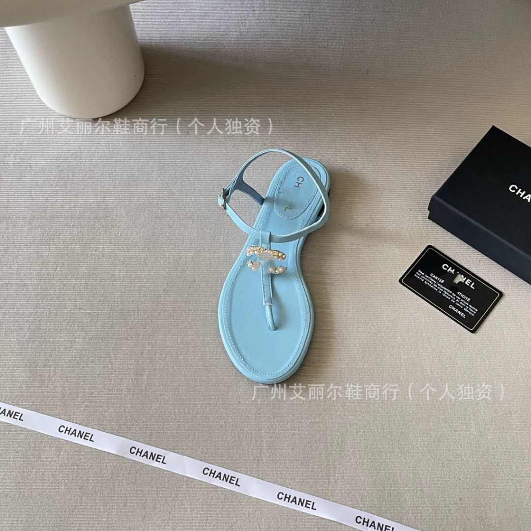 Sandalias perladas doble C plana de puntera clip-toc para mujer, sandalias versátiles de playa casual 24h para ropa exterior de verano
