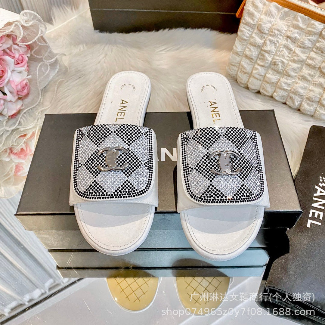 25. Nuevas zapatillas planas de hebilla metálica de la mochila escolar Xiaoxiang Feng Lingge para que las mujeres lleven sandalias de playa informales en verano