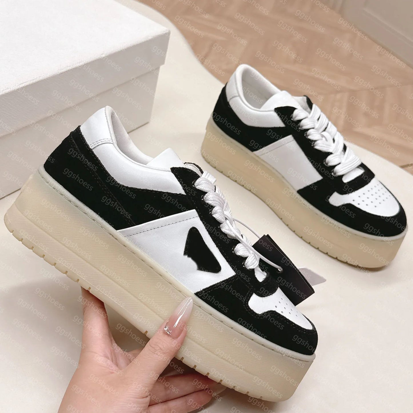 Spot primavera y otoño, nueva moda, zapatos polivalentes de suela gruesa y sucios, mujeres viejas con cordones grasos, ding estrella zapatos de pan