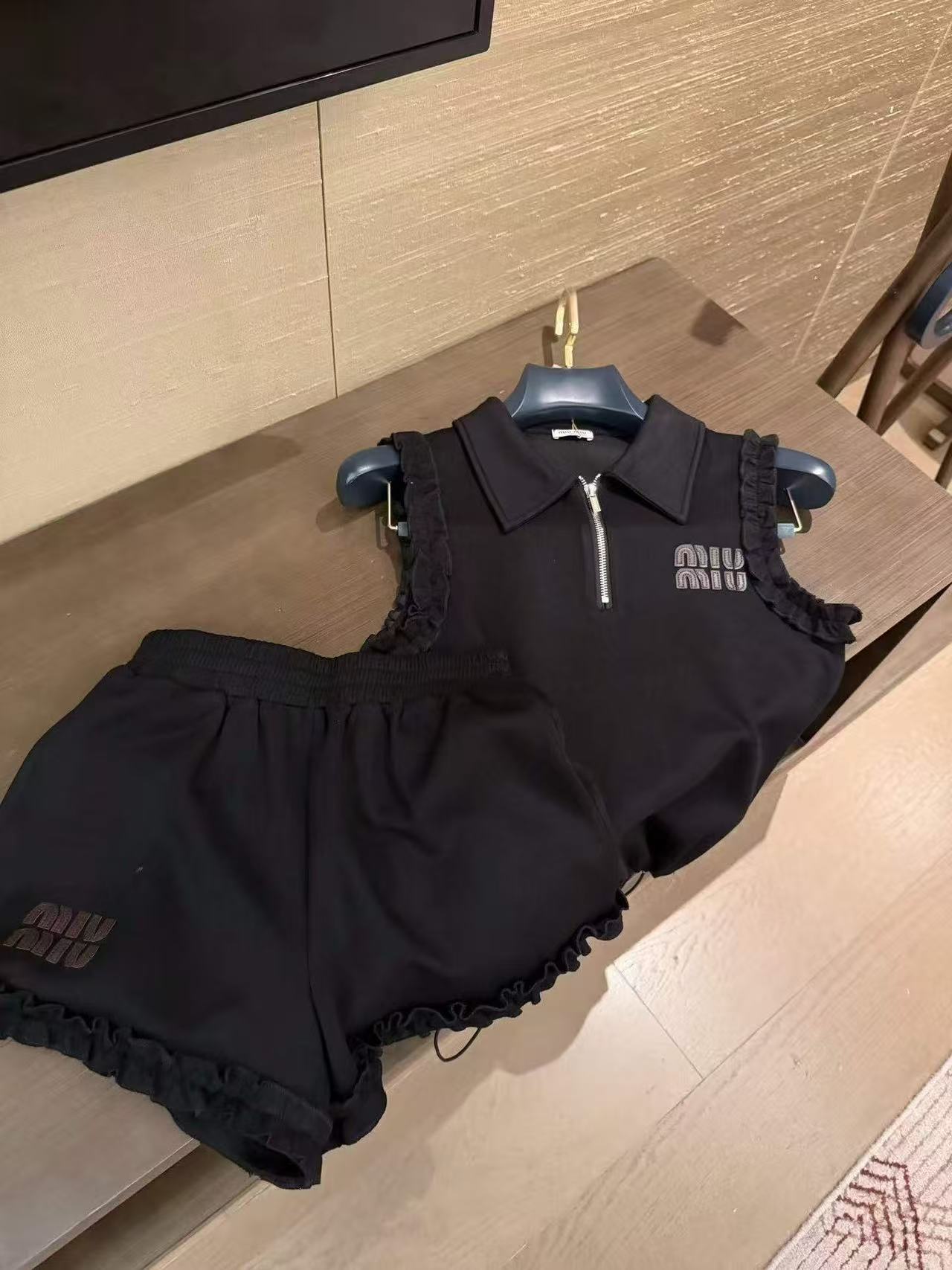 Edición correcta ~ Miu Series Borde de Madera con Borde de Orejas 2026 Blusa de Verano con Letras Bordadas + Pantalones cortos Conjunto juvenil de dos piezas