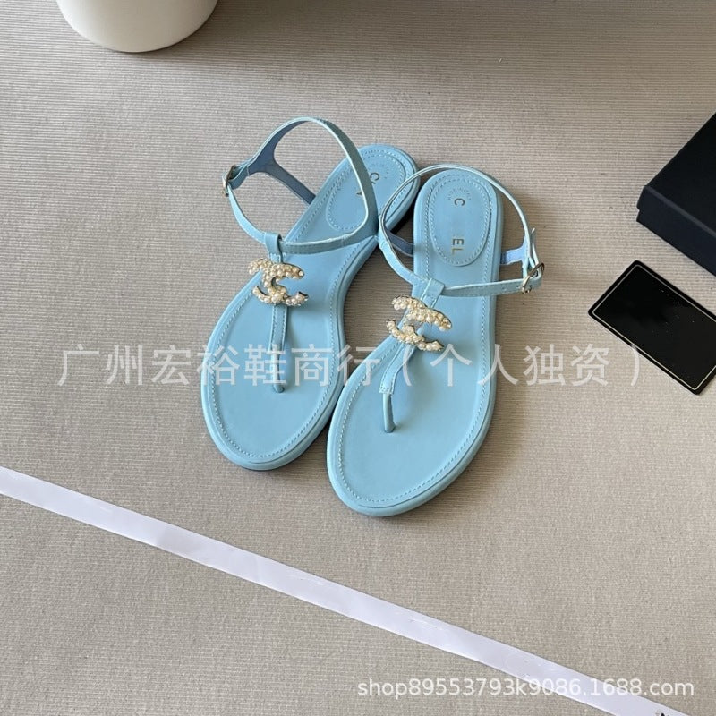 Chanel 2026 Sandalias planas versátiles para mujer, verano nuevo de verano con un solo tirante sencillo estilo hada elegante con clip elegante para dedos al por mayor