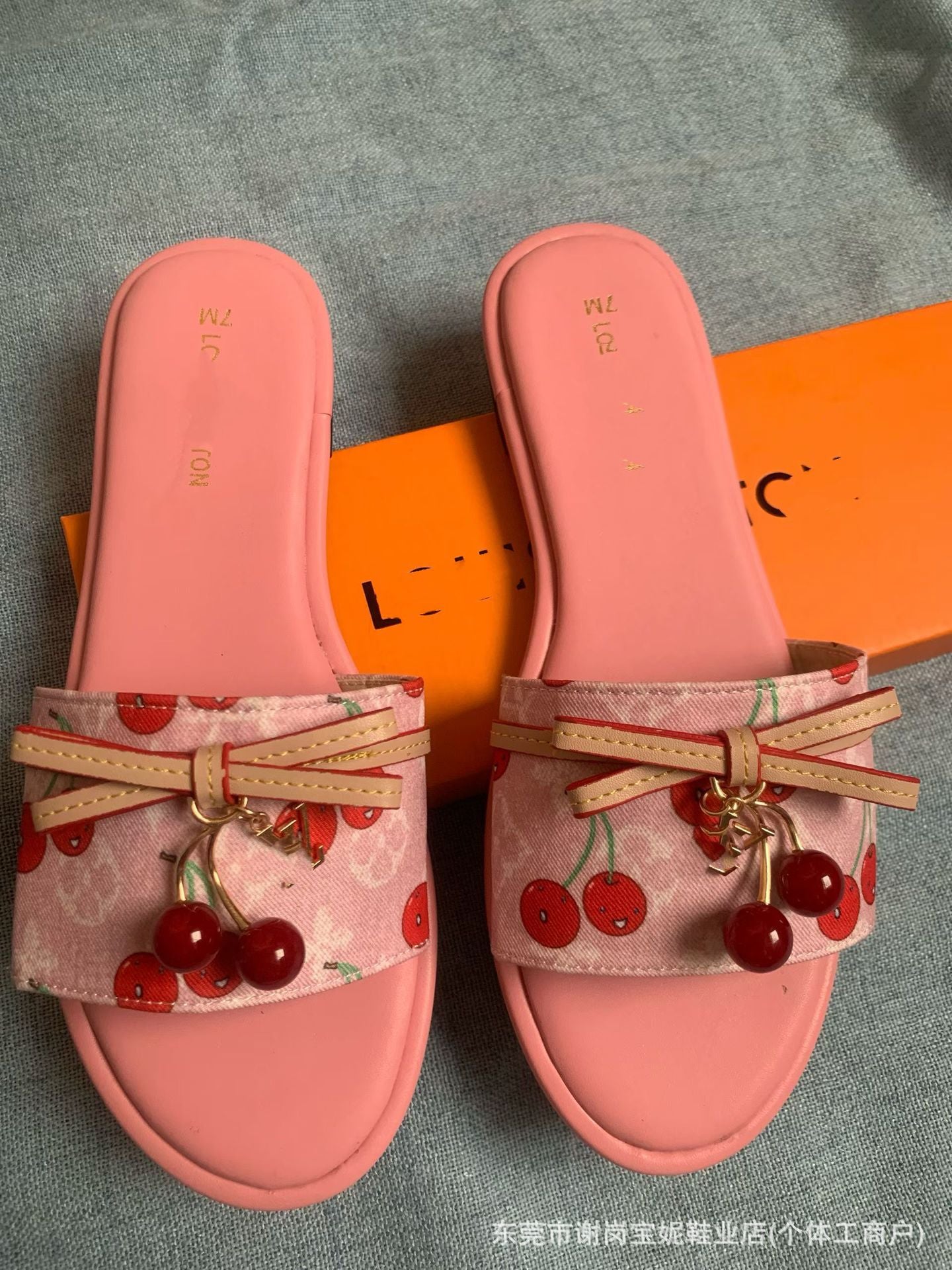 Sandalias nuevas de herraje de la familia V, zapatillas de moda afroeuropeas y americanas de verano para ropa exterior femenina