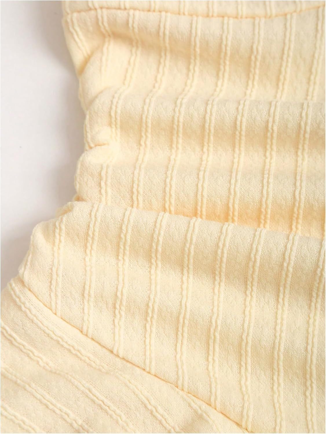 Elegante tela texturizada para mujer con tirantes halter, busto plisado y adornos metálicos en vestidos mini