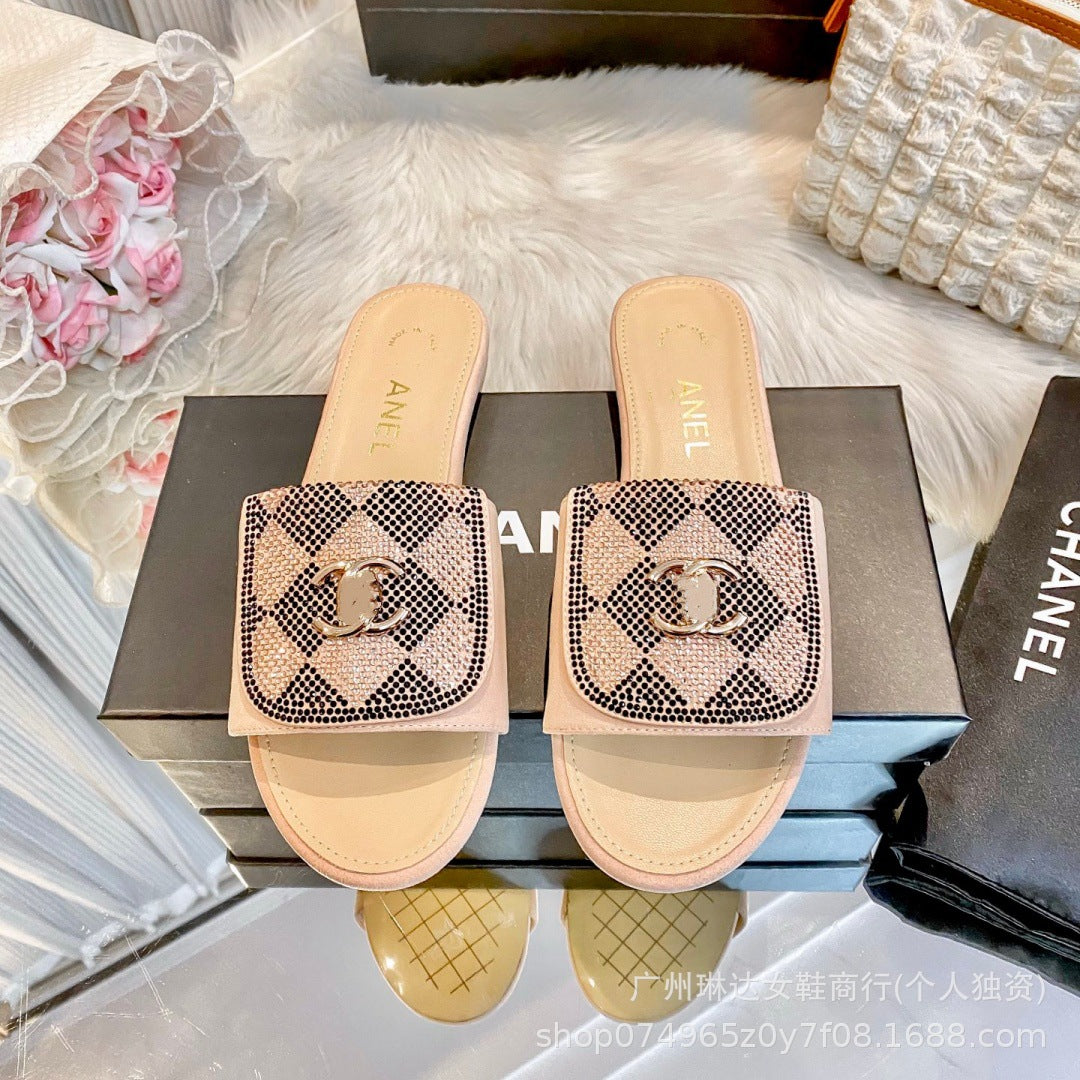 25. Nuevas zapatillas planas de hebilla metálica de la mochila escolar Xiaoxiang Feng Lingge para que las mujeres lleven sandalias de playa informales en verano