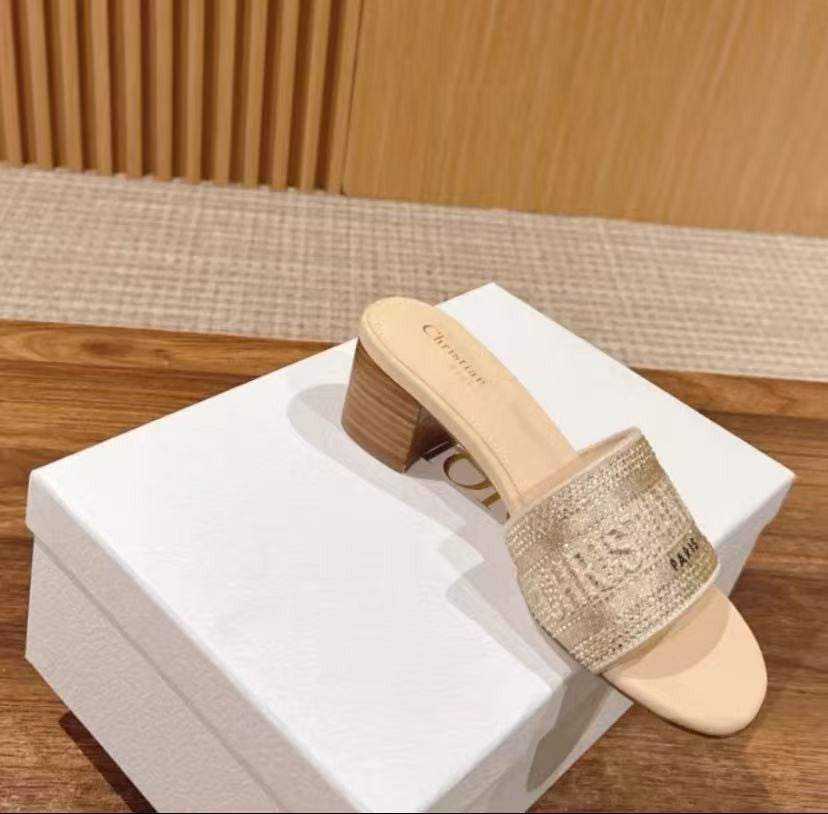Comercio Exterior 2026 Nuevo D. Inicio Monograma Zapatillas de tacón grueso bordadas para ropa exterior de mujer, sandalias de tacón plano casuales playa famosas en Internet