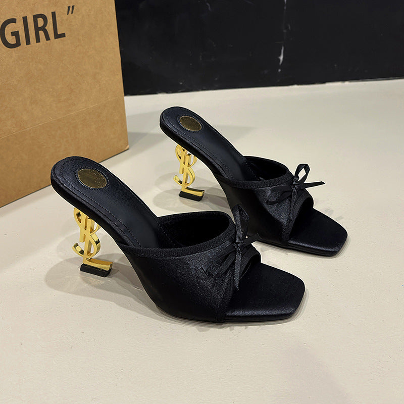 Sandalias de tacón alto de una tira en stock de fábrica para mujer, superventas de hebilla para comercio exterior, tacones altos a juego con letras de celebridades para mujer