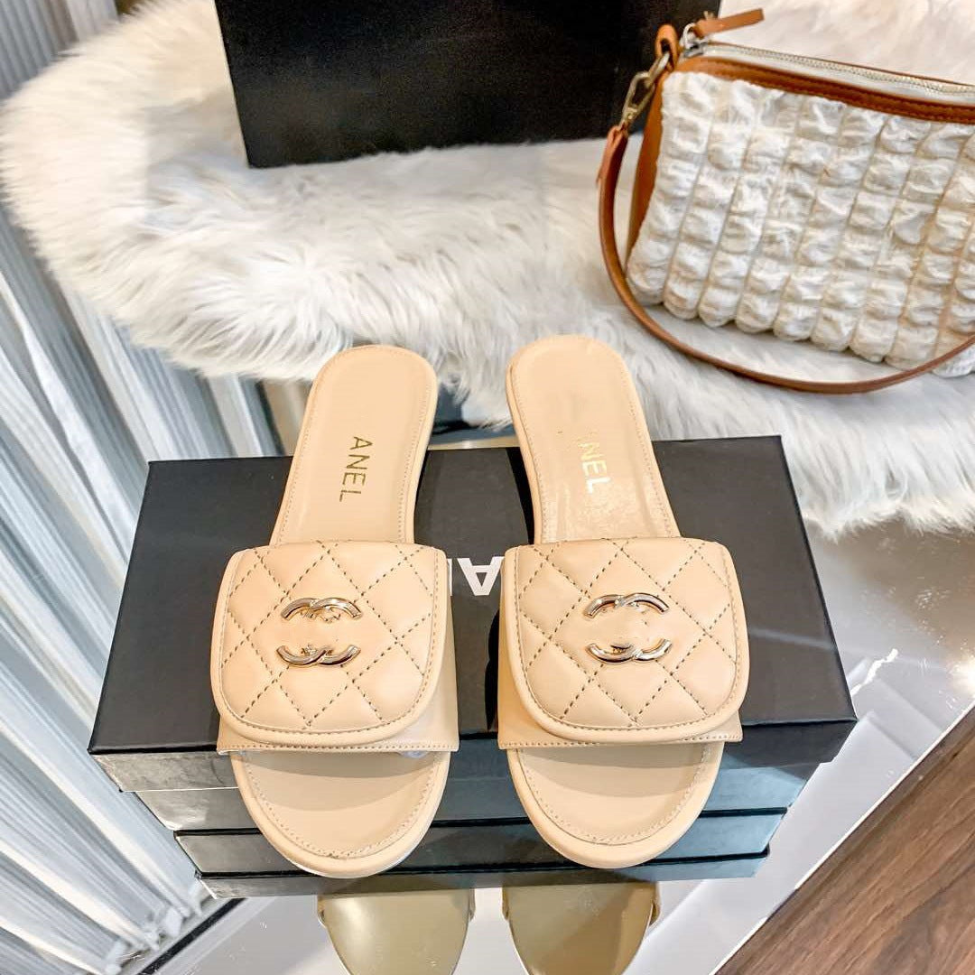 25. Nuevas zapatillas planas de hebilla metálica de la mochila escolar Xiaoxiang Feng Lingge para que las mujeres lleven sandalias de playa informales en verano