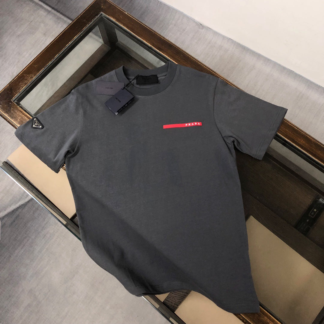 Versión de lujo de alta gama pra Pujia triángulo metálico LOGO, camiseta unisex de verano suelta y versátil con estampado y manga corta