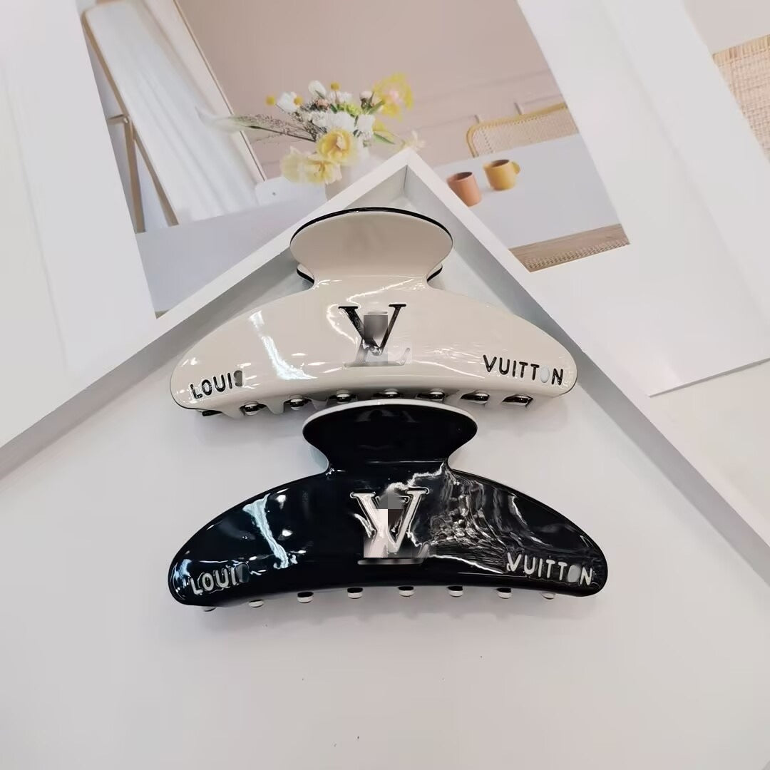 Cabello curvado de estilo Chanel de alta gama cruzado atraviesa la parte trasera de la cabeza, letras sofisticadas y elegantes con clip de tiburón y accesorio para el cabello con ácido acético en blanco y negro