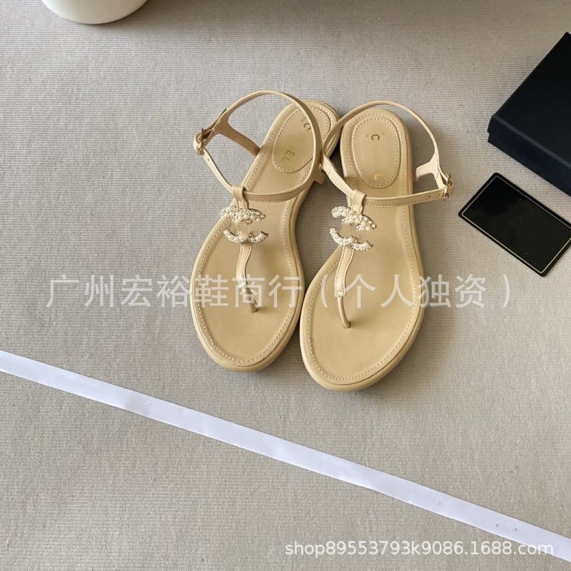 Chanel 2026 Sandalias planas versátiles para mujer, verano nuevo de verano con un solo tirante sencillo estilo hada elegante con clip elegante para dedos al por mayor
