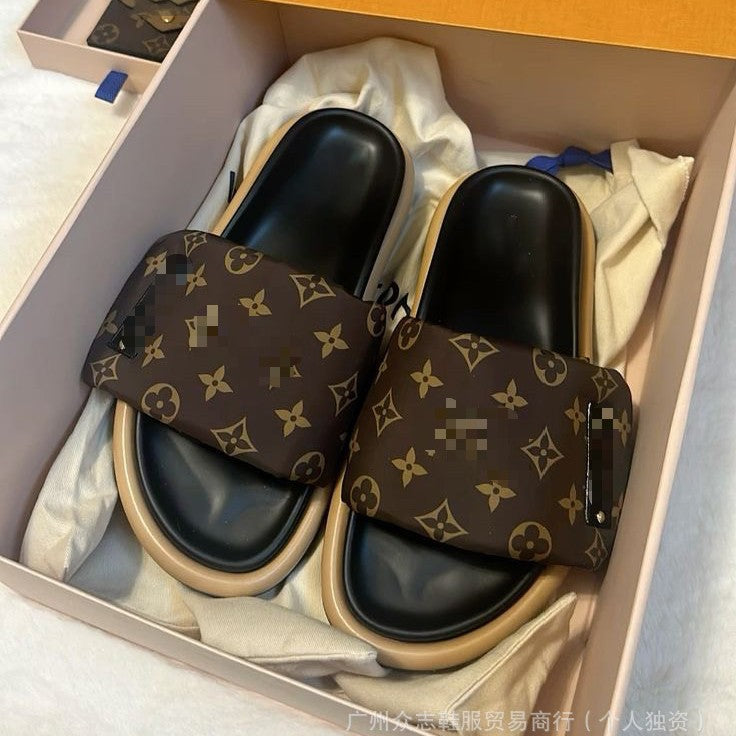 Comercio exterior Satén de Burro 2025 Verano Velcro Zapatillas de mujer Pastel mate para parejas Antideslizante Lote plano y de suela gruesa resistente al desgaste