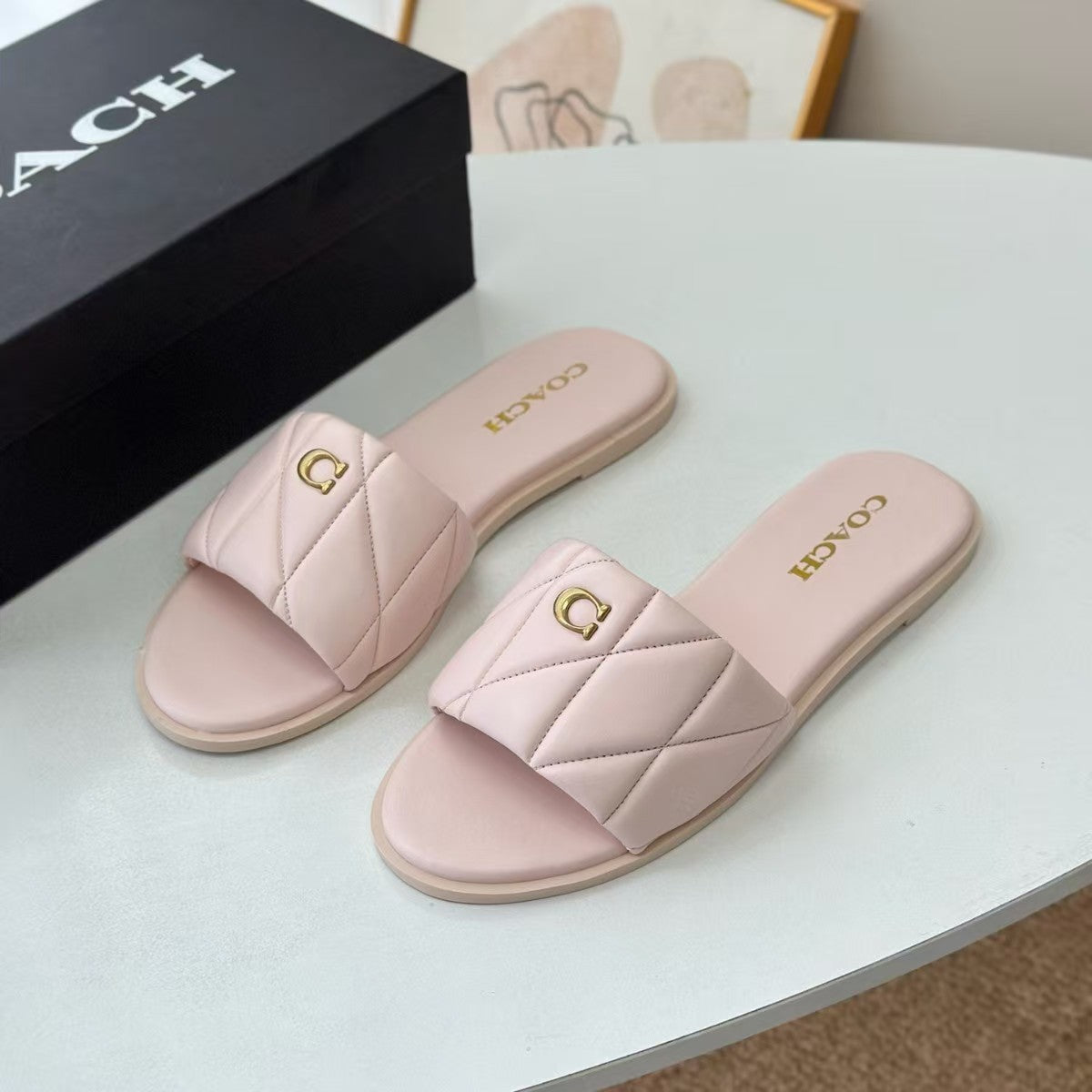 Verano 2025 Nuevas chanclas de tira sencilla europeas y americanas: sandalias de abrigo de diamante de punta redonda plana de color sólido, versátiles y cómodas para el día a día