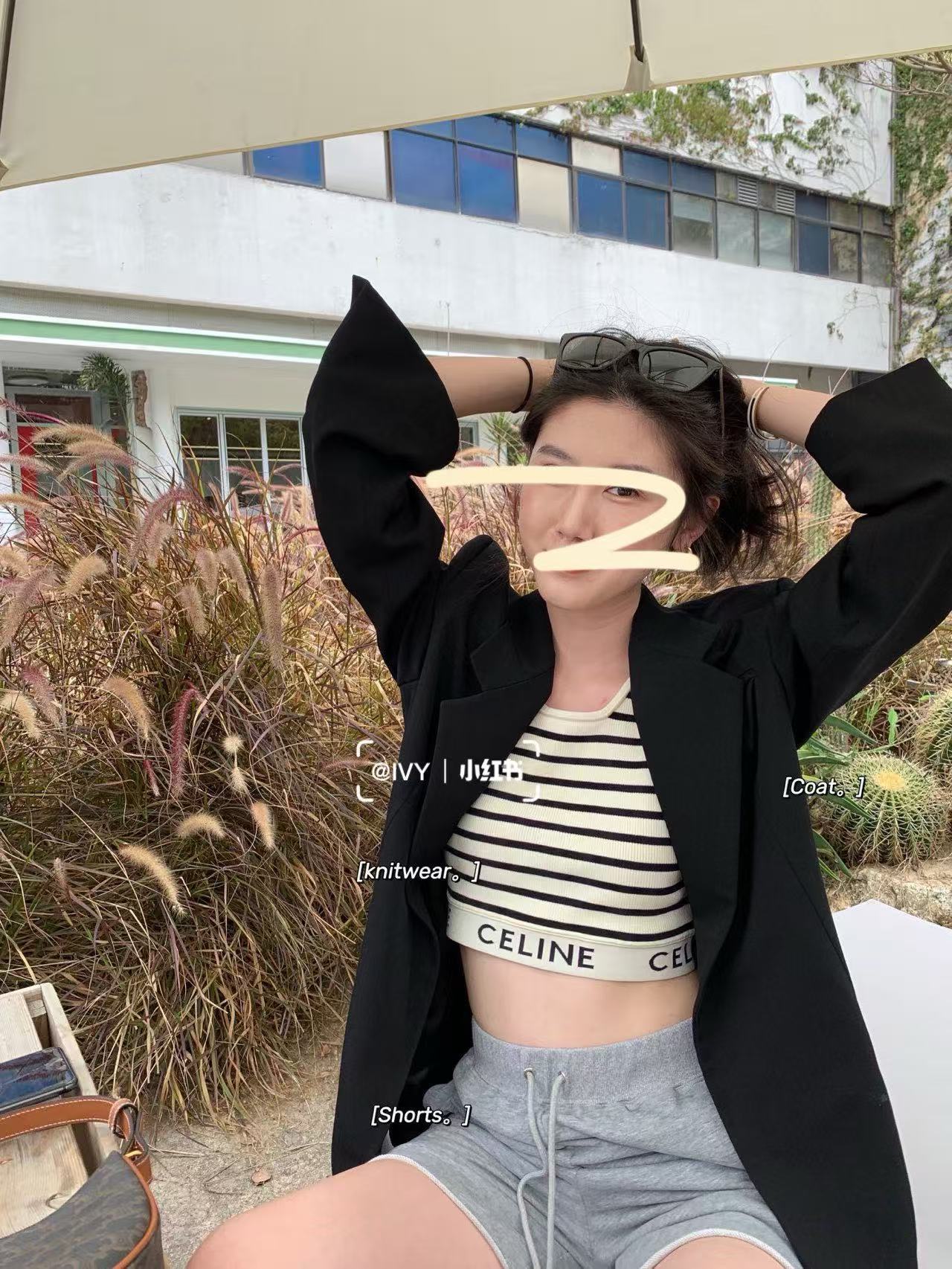 La versión alta de la foto real de Selin es la versión correcta del chaleco de punto simple a rayas en forma de U de primavera y verano con un modelo de base corta