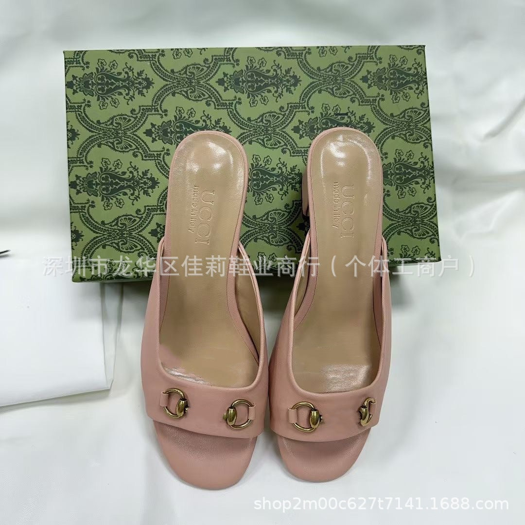 Sandalias de tacón grueso G Family para mujer 2025 Nuevo tacón cuadrado, botón metálico de broca, zapatillas de medio soporte y elegantes zapatillas de tacón alto