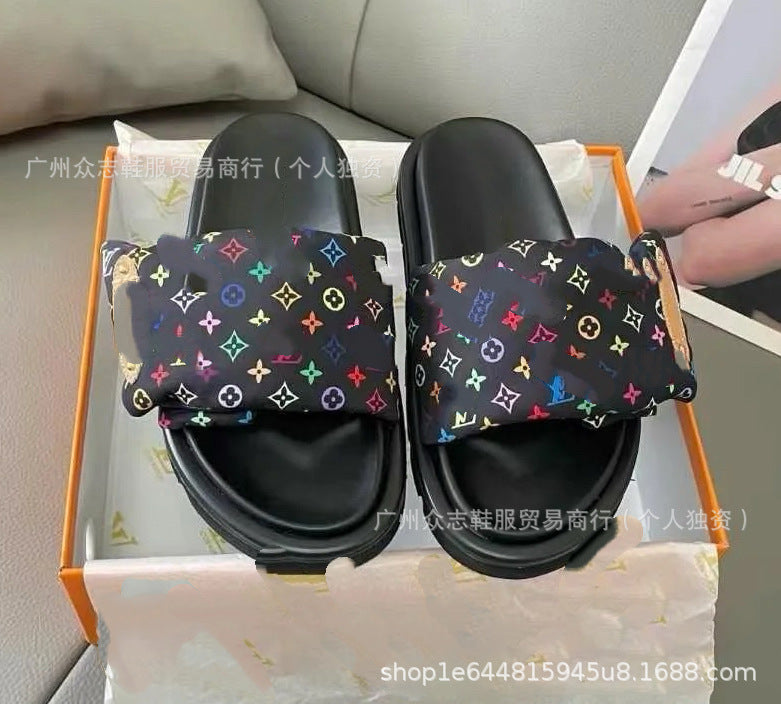 Comercio exterior Satén de Burro 2025 Verano Velcro Zapatillas de mujer Pastel mate para parejas Antideslizante Lote plano y de suela gruesa resistente al desgaste