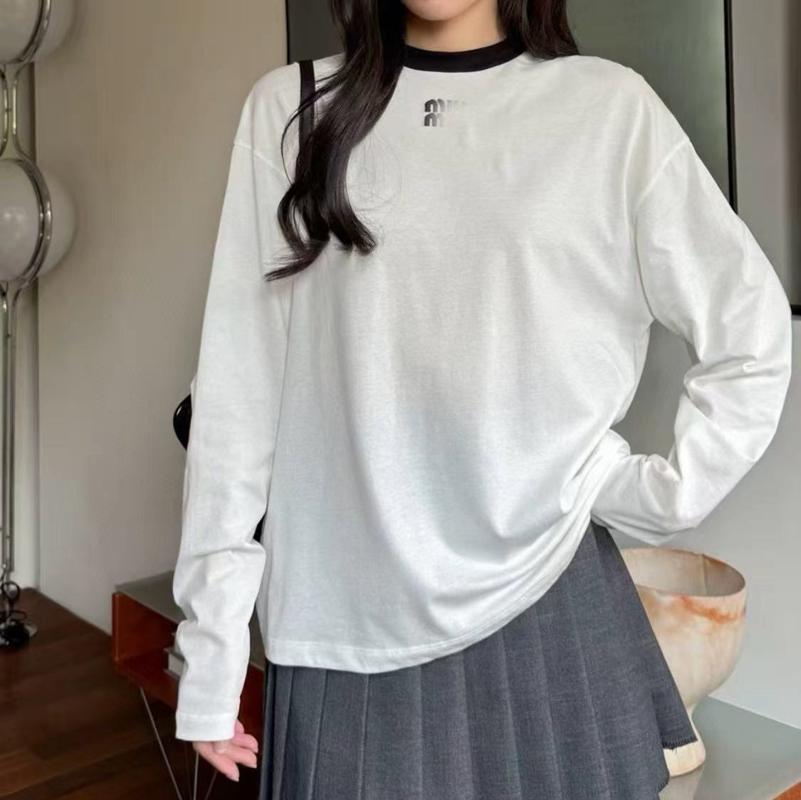 La capa base de Miu, versátil, casual y de nicho, cuello de colores y letras de aplique con cuello redondo y manga larga y camiseta de manga larga