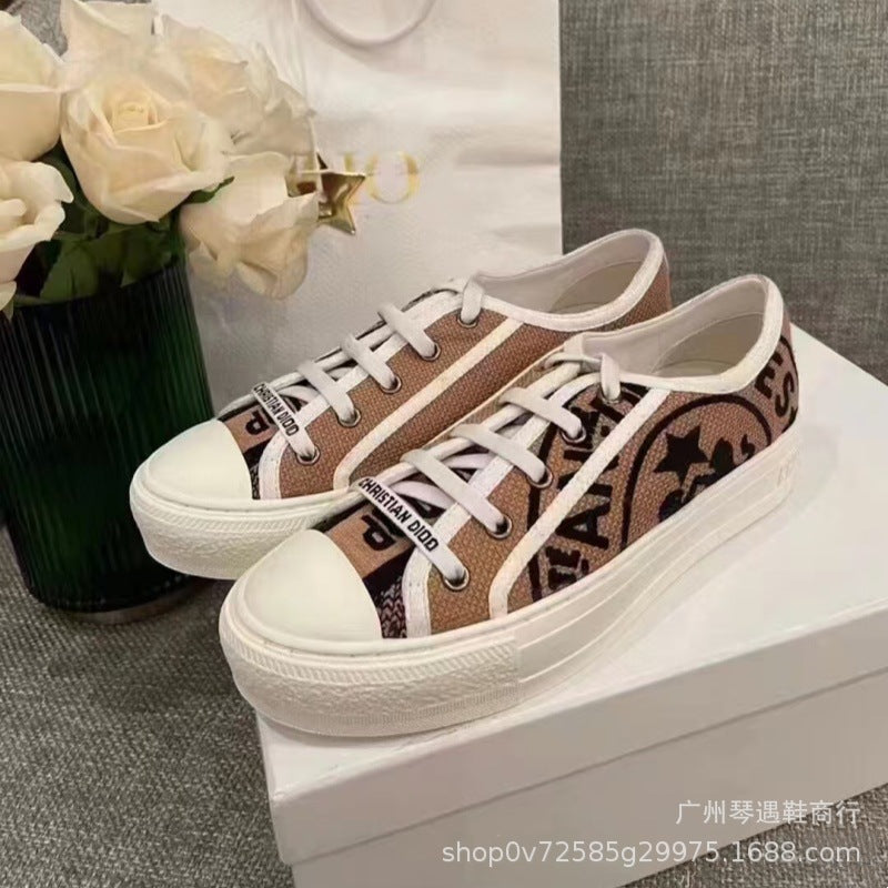 Comercio exterior 2026 Nuevos zapatos de mujer bordados de lona Suela gruesa Zapatos blancos versátiles que realzan Zapatos deportivos casuales de punta redonda