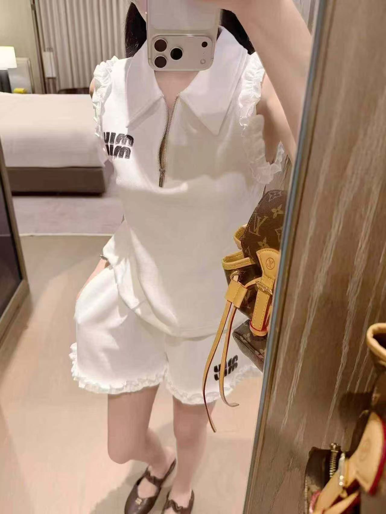 Edición correcta ~ Miu Series Borde de Madera con Borde de Orejas 2026 Blusa de Verano con Letras Bordadas + Pantalones cortos Conjunto juvenil de dos piezas
